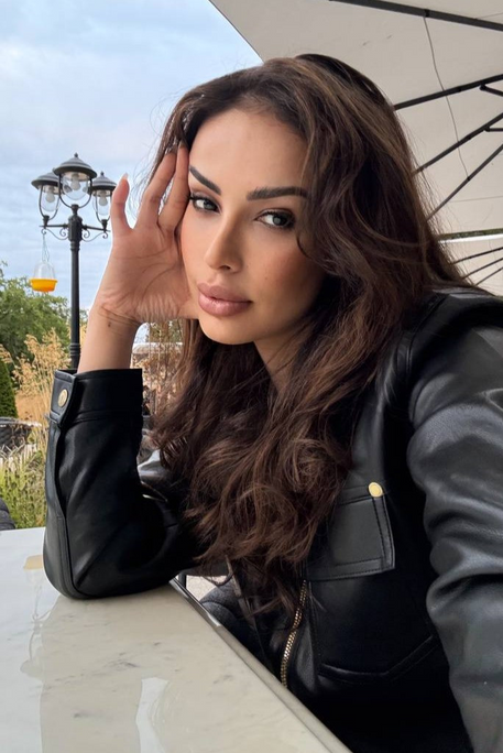 Ozelia - Escort Girl in Edgware Road London