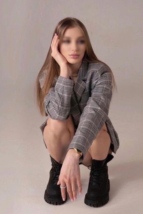 Aurina - Escort Girl in Earl's Court London