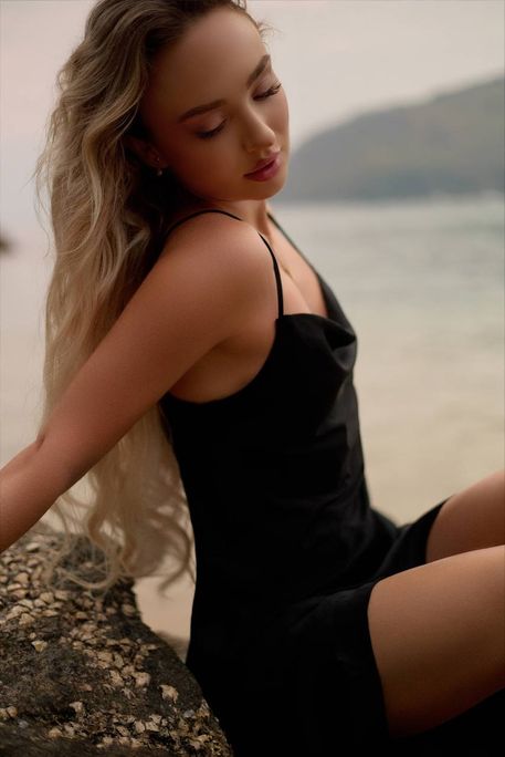 Avemina - Escort Girl in St. James's Park London