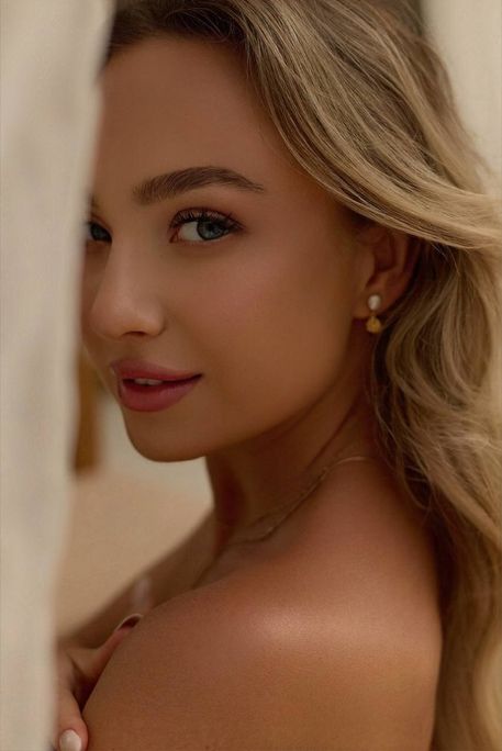 Avemina - Escort Girl in St. James's Park London