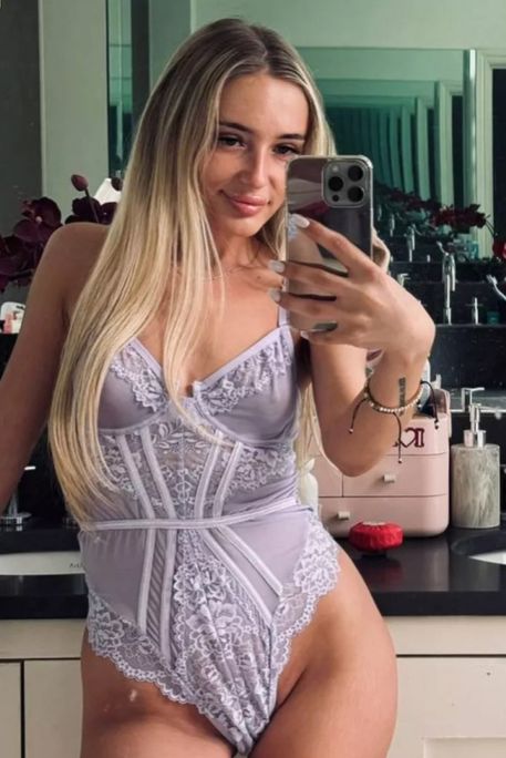 Ara - Escort Girl in South Kensington London